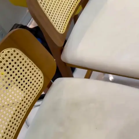 Cadeira com assento branco manchado antes da limpeza